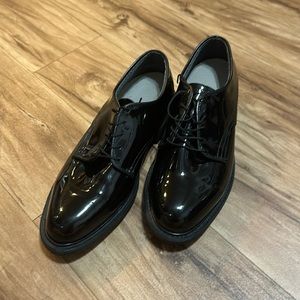 Men’s lace-up dress shoes
